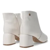 Botas de cuero color blanco, con taco cuadrado y punta fina.