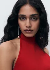 Vestido largo de diseño combinado con cuerpo de punto fino y falda evasé. Presenta cuello halter, espalda descubierta y cierre de botones en el cuello.