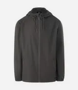 Campera rompevientos color tostado, con capucha ajustable mediante cordones, cierre frontal completo y puños elásticos. Presenta un diseño minimalista y funcional, ideal para protección contra el viento.