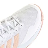 Championes deportivos Adidas modelo Game Court 2, diseñados para tenis, en color blanco con detalles en rosado suave. Presentan una estructura de malla transpirable con refuerzos sintéticos y suela de goma con patrón de agarre.