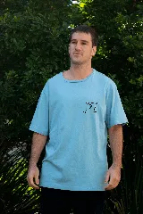 Remera color beige de manga corta con cuello redondo y estampado de dos copas de vino chocando.