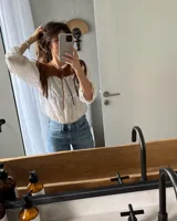 Pechera de cuero vacuno en color negro, diseñada con flecos largos y cierre frontal mediante lazo. Es un accesorio versátil tipo cuello para complementar prendas básicas.