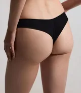 Conjunto de lencería color borgoña, compuesto por un corpiño triangular de encaje con breteles finos y un tanga de encaje con cintura elástica.