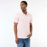 Remera tipo polo de manga corta en color rosa claro, con cuello clásico y cierre frontal de botones.