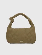 Cartera tipo hobo de Hush Puppies con diseño trenzado en color verde oliva. Presenta un asa única con detalle de nudo y cierre superior.