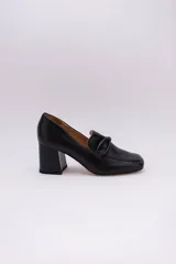 Zapato de cuero rojo con aplique decorativo en el empeine y tacón cuadrado.