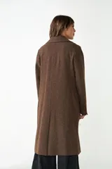 Tapado largo color beige confeccionado en lana, con cuello con solapa, manga larga, forrado, con bolsillos y cierre frontal con botones. Tela 100% lana fina sin teñir, diseñada exclusivamente por Don Baez. Hecho 100% en Uruguay.