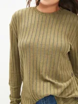 Remera verde oliva de tejido de punto acanalado, con cuello redondo y mangas largas. Detalle de botones en el lateral.