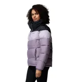 Campera puffer Columbia modelo Puffect II Colorblock, con diseño de bloques de color en tonos negro y lila, cuello alto, cierre frontal y bolsillos laterales con cremallera.