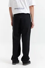 Jean de corte baggy con tiro medio, diseño amplio y holgado en piernas y cadera, con pasacintos y cierre frontal.