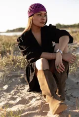 Gorro tejido de hilo de seda viscosa color violeta.