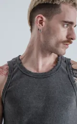 Musculosa básica de tela morley en color gris oscuro, con corte slim-fit y cuello redondo con acabado desgastado.