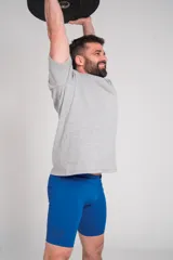 Calza deportiva corta azul con logo estampado en la pierna.