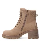 Botas acordonadas de mujer Miss Carol modelo Laurion, color negro, con taco cuadrado texturizado simil madera, suela dentada y detalle de tejido de lana en la parte superior de la caña.