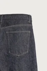 Jeans straight fit de denim oscuro de origen italiano, con tiro bajo, pierna recta y cinco bolsillos. Cierre frontal con botones.