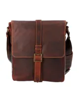 Maletín tipo bandolera confeccionado en cuero natural engrasado color marrón. Cuenta con solapa frontal con cierre de hebilla metálica, correa ajustable para el hombro y compartimento principal acolchado.