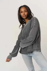 Remera de manga larga confeccionada en tejido tipo waffle, color gris oscuro con efecto desgastado y costuras visibles en contraste. Presenta cuello redondo y calce relajado.