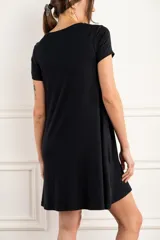 Vestido mini negro de manga corta y cuello redondo, confeccionado en mezcla de viscosa y elastano con diseño fluido y versátil.