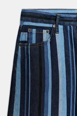 Jeans culotte de tiro medio ZW Collection con estampado de rayas verticales en tonos azules, celestes y negros. Cuenta con diseño de cinco bolsillos y cierre frontal con cremallera y botón.