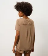 Remera deportiva de manga corta y cuello redondo, confeccionada en poliamida con elastano, de color rosado y diseño liso.