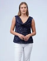 Blusa sin mangas de microtul bordado con lentejuelas plateadas, con forro interno a tono y escote volcado.