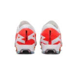 Championes de fútbol Nike Mercurial Vapor 15 Elite FG, color blanco con detalles en rojo y negro. Presentan tecnología Flyknit y unidad Air Zoom en la suela para mayor reactividad.