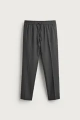 Pantalón regular fit color negro de tejido con viscosa, con cintura elástica ajustable con cordón, bolsillos frontales y traseros.