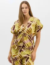 Conjunto de dos piezas confeccionado en mezcla de algodón y lino, con estampado abstracto en tonos verde y borravino. Incluye una blusa de manga corta con escote en V y cierre frontal con un botón, y un pantalón de tiro alto y pierna recta con bolsillos laterales.