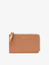 Monedero marrón de cuero con cierre de cremallera y tarjetero en la parte trasera.