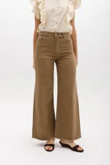 Pantalón wide leg color crudo, con textura de pequeños tajitos.