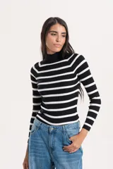 Media polera de tejido de punto acanalado, con diseño a rayas horizontales en blanco y negro, cuello alto y manga larga.