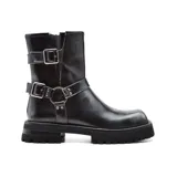 Bota de caña media color negro, con plataforma y suela track. Presenta dos correas con hebillas metálicas y arandelas decorativas.