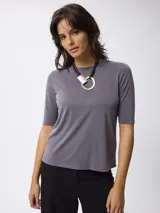 Remera de cuello redondo y manga corta, confeccionada en tejido de viscosa y poliéster, con un diseño básico y versátil.