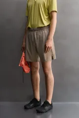 Short deportivo Zara Athleticz modelo Boulder 9", color beige, confeccionado en tejido técnico ligero y elástico. Cuenta con cintura elástica ajustable con cordón interior, bolsillos frontales y aberturas laterales en el bajo.