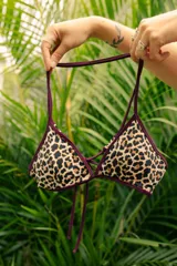 Conjunto de bikini bordó con ribetes rosados y tirantes mostaza. Corpiño de corte triangular y bombacha vedetina de diseño clásico.