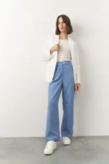 Pantalón de vestir negro, de corte recto y tiro alto.