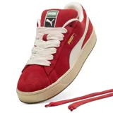 Championes Puma modelo Suede XL, color rojo con detalles en blanco y suela de goma texturizada en tono crema.