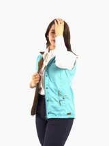 Chaleco azul marino con forro interior rojo, cuello alto y cierre frontal con botones dorados.