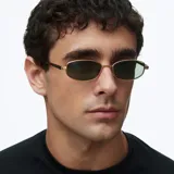 Lentes de sol con montura rectangular de acero inoxidable en color dorado y lentes polarizadas en tono verde. Presentan un diseño minimalista con varillas metálicas y terminales de acetato.