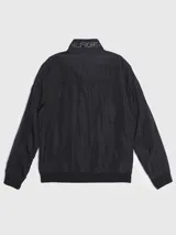 Campera bomber Tommy Hilfiger negra de poliéster, con cuello alto, cierre frontal con cremallera, dos bolsillos laterales con cremallera, puños elásticos y logo bordado en el pecho.