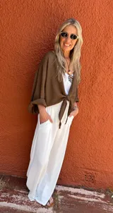 Pantalón blanco de seda, corte sastrero y pierna ancha.