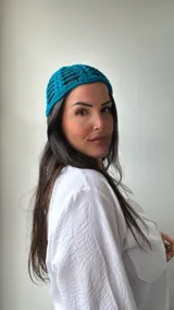 Gorro tejido al crochet color turquesa, con diseño calado.
