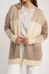 Cardigan abierto de punto con diseño de bloques de color en tonos beige, marrón y bordó. Presenta mangas largas, corte recto y bolsillos frontales aplicados.