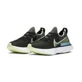 Championes de running Nike React Infinity Run Flyknit para mujer. Presentan una parte superior de tejido Flyknit transpirable en color negro con detalles en verde lima y blanco. Cuentan con una entresuela de espuma Nike React de alta amortiguación con diseño tipo balancín y una base ancha para mayor estabilidad.