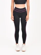Calza deportiva negra con detalles de líneas finas en color fucsia en la cintura y los laterales.