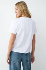 Remera de manga corta y cuello redondo, corte regular, confeccionada en tejido de punto liso.