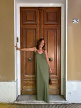 Vestido largo color beige, de viscosa, con tirantes finos, escote en V y aberturas laterales en la falda.