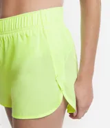 Short deportivo verde oscuro, modelo runner, con cintura elástica y pequeño bolsillo interior.