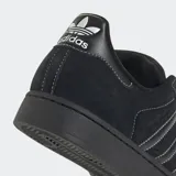Championes Adidas Superstar II de gamuza negra con las tres tiras laterales en cuero negro y costuras blancas.