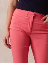 Pantalón negro de gabardina elastizada marca Tahari, corte slim, con pretina con pasadores, cierre y broche interno. Delantera y trasera con bolsillos.